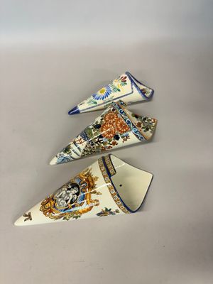trois pièces de poterie sont disposées en rangée sur une surface blanche