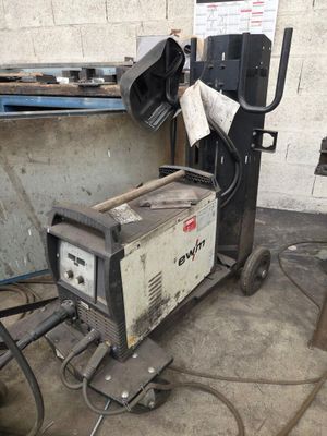 une machine posée sur un chariot dans un garage