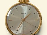 une image d'une montre à gousset en or sur fond blanc