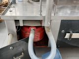 l'image d'une machine à laquelle est attaché un tuyau