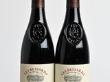deux bouteilles de vin posées sur une table en bois