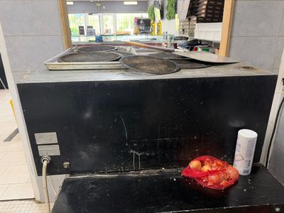 un bol de tomates posé sur le plan de travail d'une cuisine