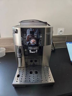 une machine à café posée sur un comptoir dans une cuisine