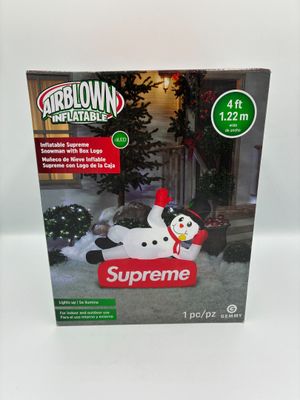 une décoration de Noël gonflable représentant un chien et un bonhomme de neige
