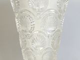un vase en verre posé sur une table