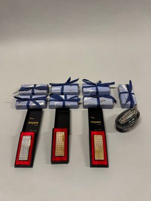 un lot de trois clés USB ornées de rubans bleus et blancs