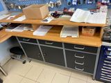 un établi sur lequel sont posés tout un tas de papiers