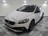 la voiture blanche est garée dans le garage sur le sol en damier