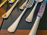 beaucoup de cuillères et de fourchettes sur la table