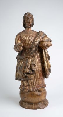 statue d'une femme en robe, portant un châle, posée sur un socle