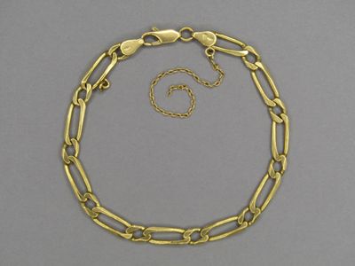 un bracelet en chaîne d'or avec un fermoir en forme de cœur