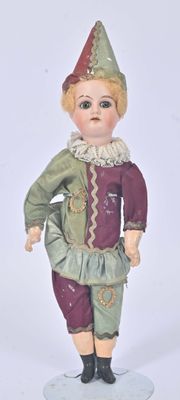 une figurine représentant un petit garçon déguisé en clown
