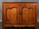 un meuble en bois avec deux portes et deux tiroirs