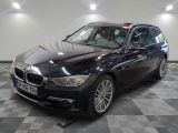 une photo d'une voiture bmw noire garée dans un garage