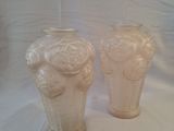 deux vases posés sur une table blanche