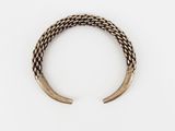 un gros plan sur un bracelet en argent orné de deux cornes