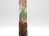 un vase en verre avec un motif floral
