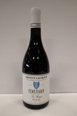 la bouteille de vin est posée sur la table, prête à être consommée