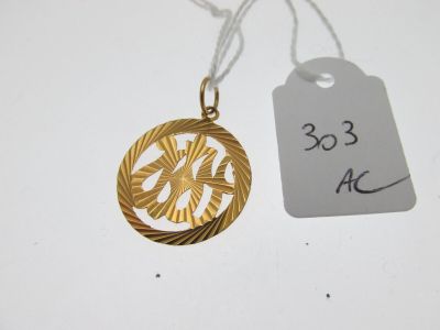 un collier en or orné d'un oiseau et muni d'une étiquette de prix