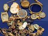 un tas de bijoux en or posé sur un fond bleu