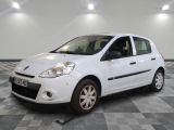 la petite voiture blanche est garée sur un carrelage à carreaux