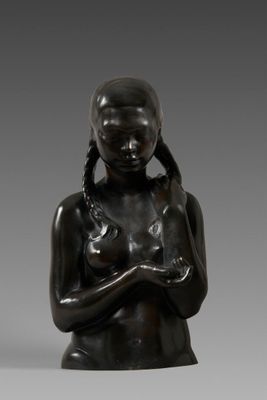 une image représentant une statue de femme portant ses mains à son visage