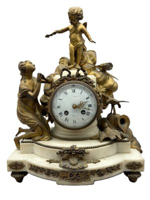une horloge surmontée d'une statue