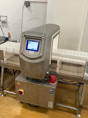 une machine posée sur une table dans une pièce