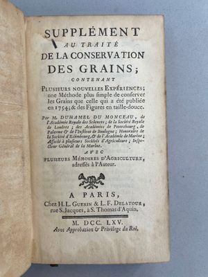 un livre ouvert avec un titre en noir et blanc