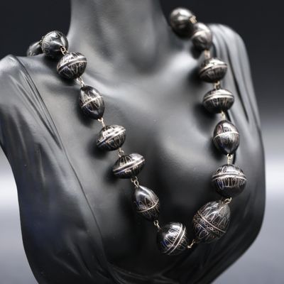gros plan d'un collier sur un mannequin mannequin