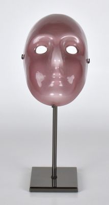 masque facial rose posé sur un support, sur fond blanc, avec un fond blanc