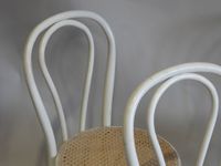 Suite de cinq chaises bistrot en bois laqué blanc type THONE… (photo 5)