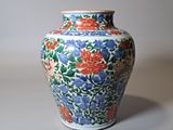 un vase avec des fleurs posé sur une table