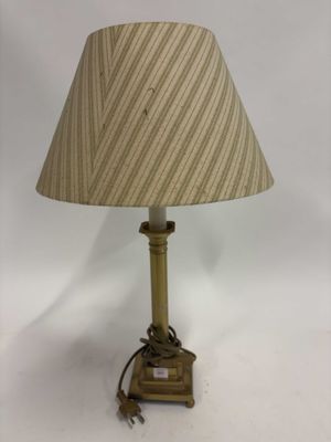 une lampe de table ancienne en laiton, surmontée d'un abat-jour rayé