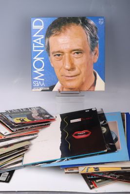 une photo montrant une pile de disques vinyles posée sur une table
