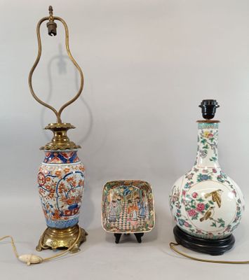 deux vases et une lampe posés sur une table avec une petite boîte