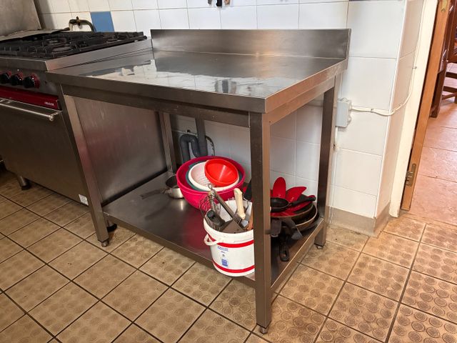 Table inox à dosseret et tablette inférieure 100x 60. Frais en su...