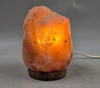 un gros plan d'une lampe en sel de l'Himalaya posée sur une table