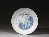 une assiette blanche ornée d'un motif bleu et blanc