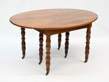 une petite table avec un plateau en bois montée sur roulettes
