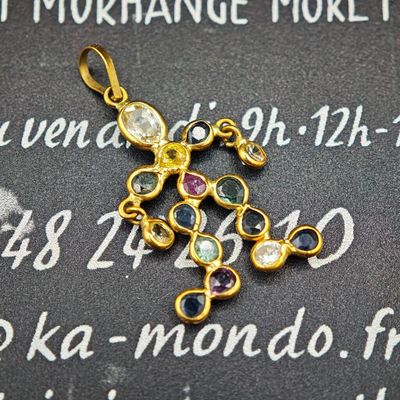 une croix en or ornée de pierres multicolores