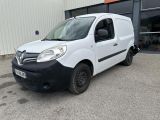 la camionnette blanche est garée devant un bâtiment