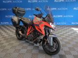 une moto posée sur un sol à damier