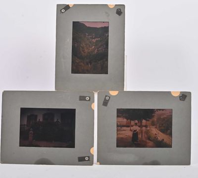 trois photos représentant quelques photos accrochées à un mur
