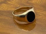 une image représentant une bague sertie d'une pierre noire