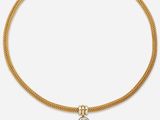 un collier en or orné d'un diamant blanc sur fond blanc