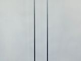 un lampadaire noir et blanc, avec un pied noir et un abat-jour noir