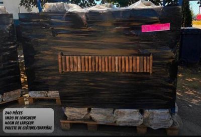 deux caisses en bois posées sur des palettes dans la cour