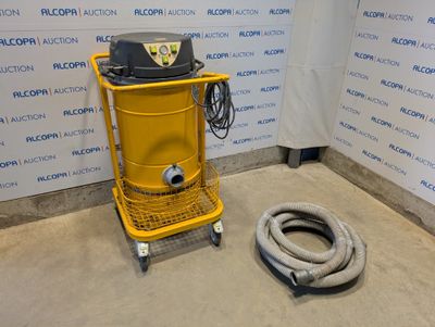 un chariot jaune avec un tuyau à côté, dans une pièce