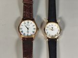 deux montres assises l'une à côté de l'autre sur une table